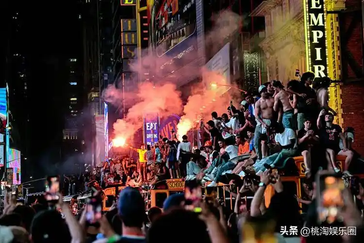 纽约双线狂欢：世界杯热潮下，尼克斯夺冠游行的百万球迷暗藏王朝野心