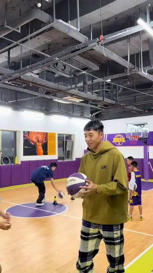 曾令旭高尔夫挥杆引热议，CBA球星休赛期跨界生活曝光